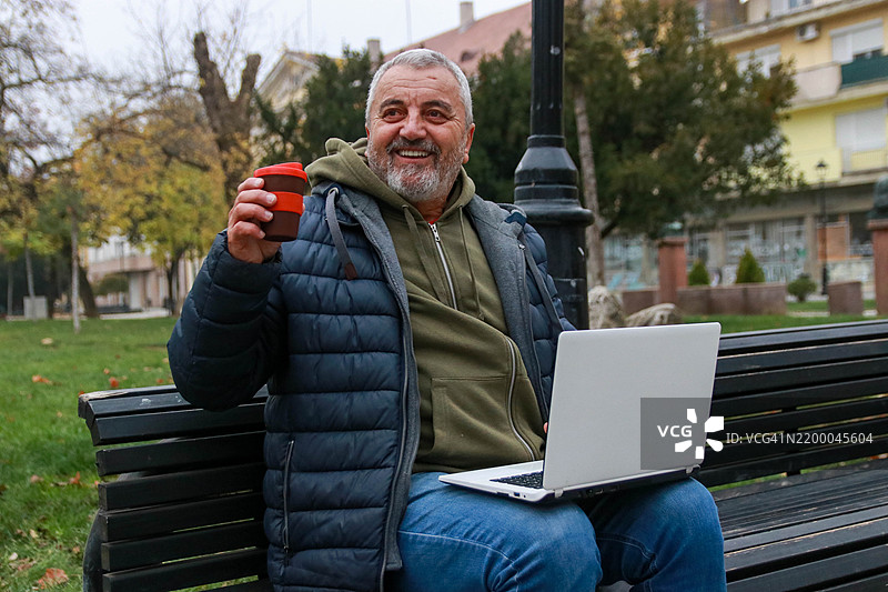 银色人们在公园工作时的积极情绪图片素材