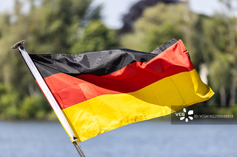 德国国旗在风中飘扬图片素材
