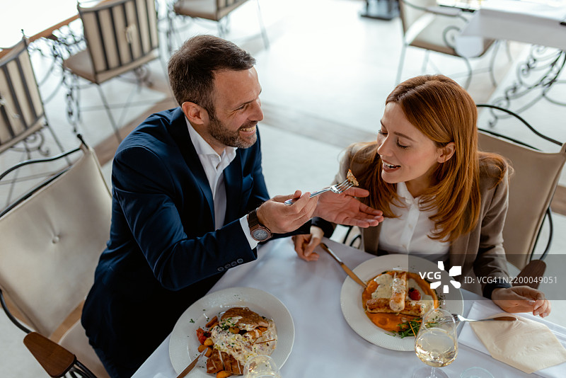 一起品味：情侣梦幻的日间逃逸图片素材