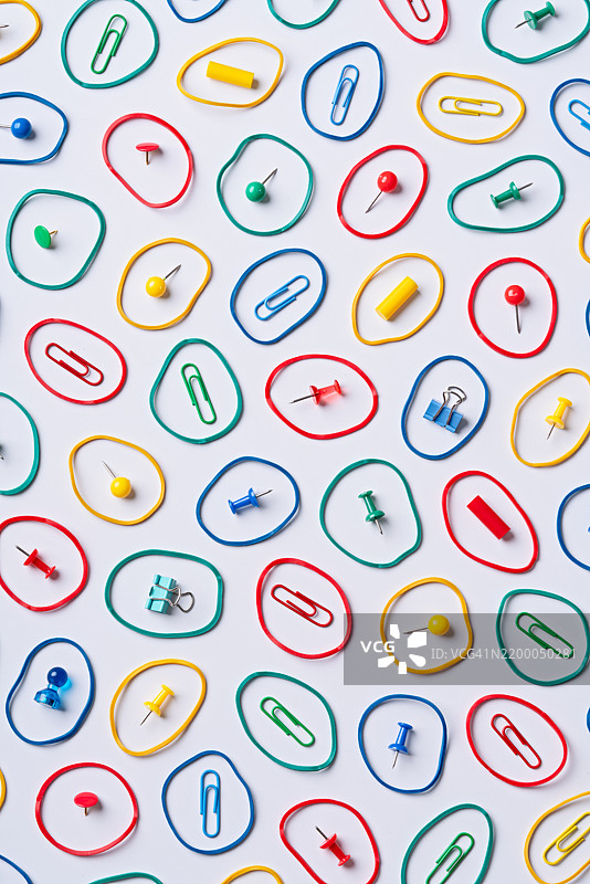 五颜六色的文具与橡皮筋圈圈图片素材