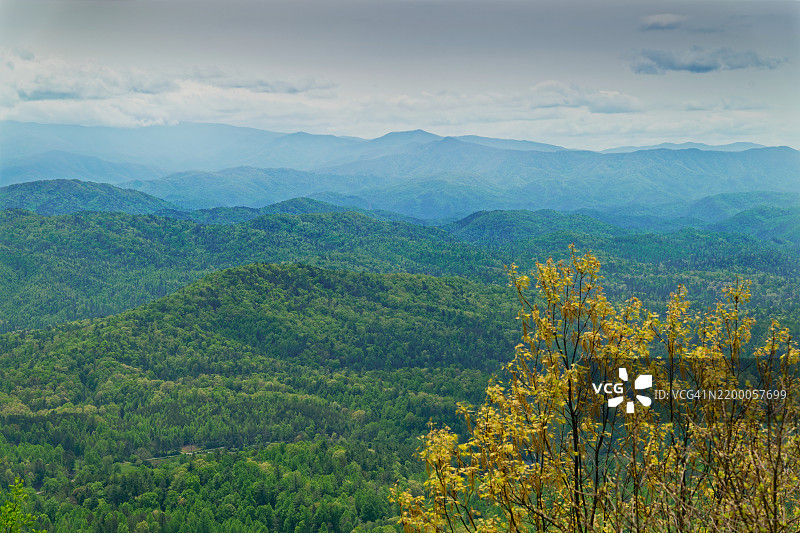 有一个被山脉称为朋友的人图片素材