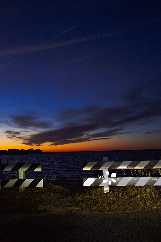道路尽头，死胡同，夕阳下的条纹围栏图片素材