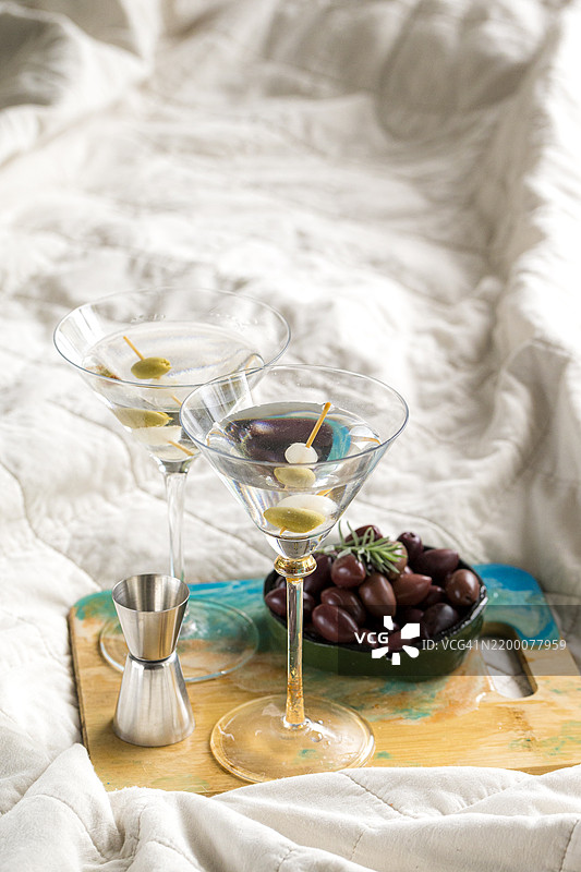 马提尼酒和橄榄图片素材