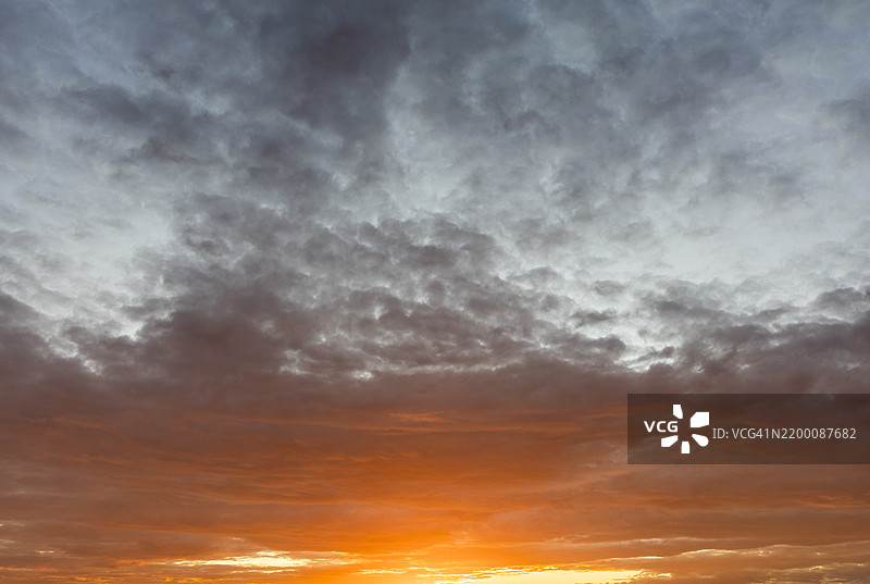 戏剧性和壮观的多彩天空与日落时的云彩，气象现象图片素材
