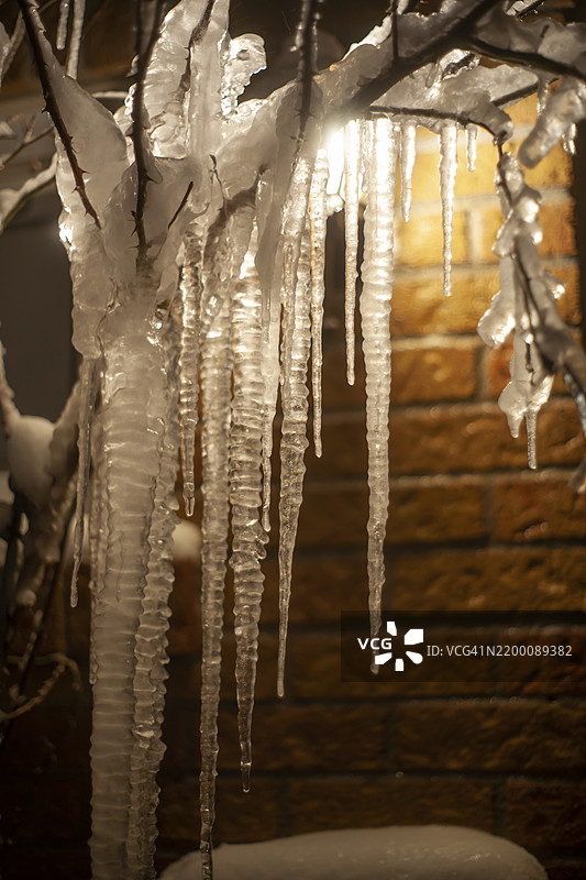 夜间的冰柱图片素材