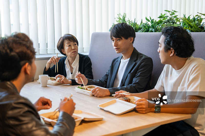 不同年龄的同事们聚在一起享用轻松的午餐图片素材