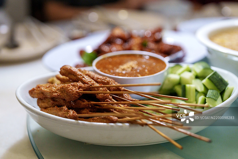 马来西亚沙爹串配花生酱图片素材