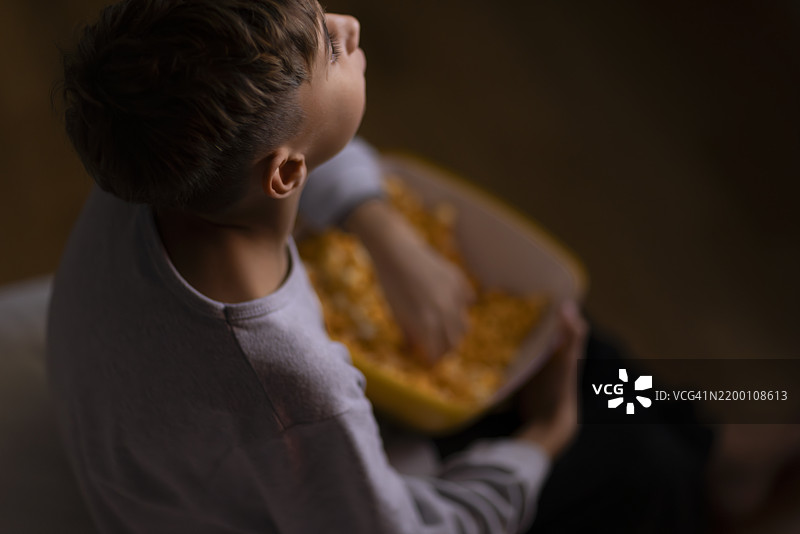 孩子在温馨的家中享受通心粉和奶酪的美好时光图片素材