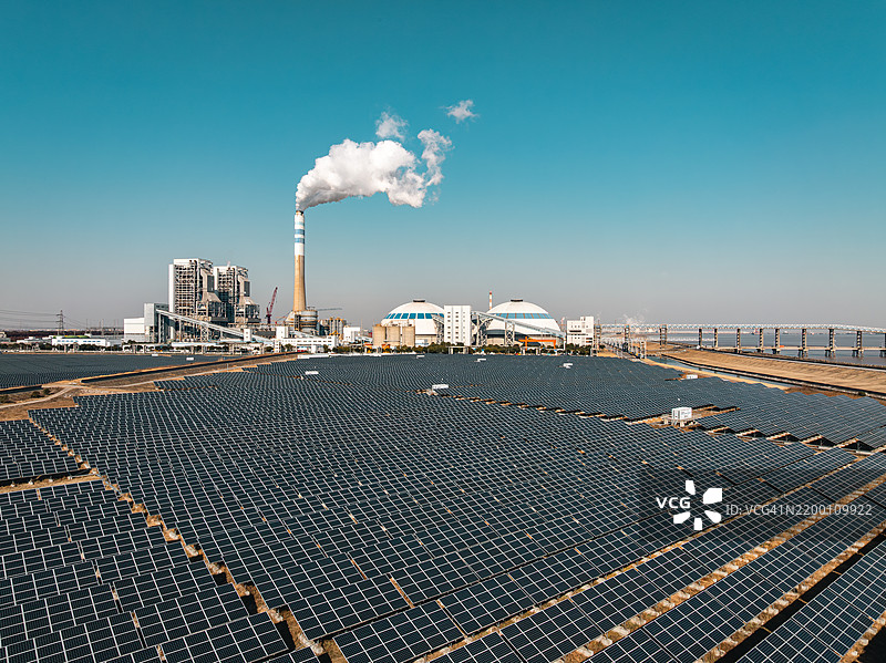 太阳能发电厂和热电厂的鸟瞰图图片素材