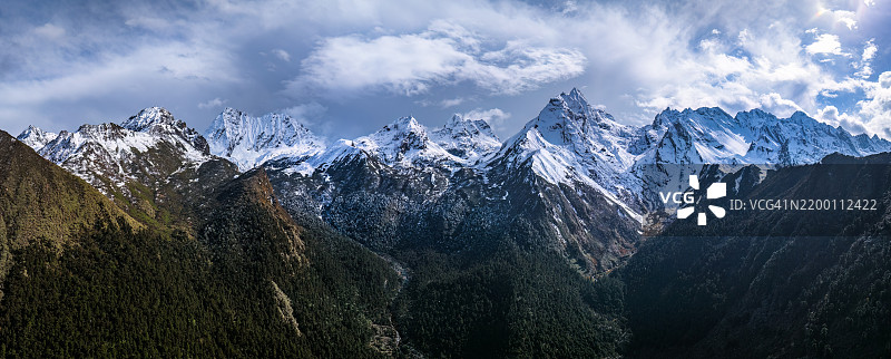 连绵的雪山和冰川图片素材