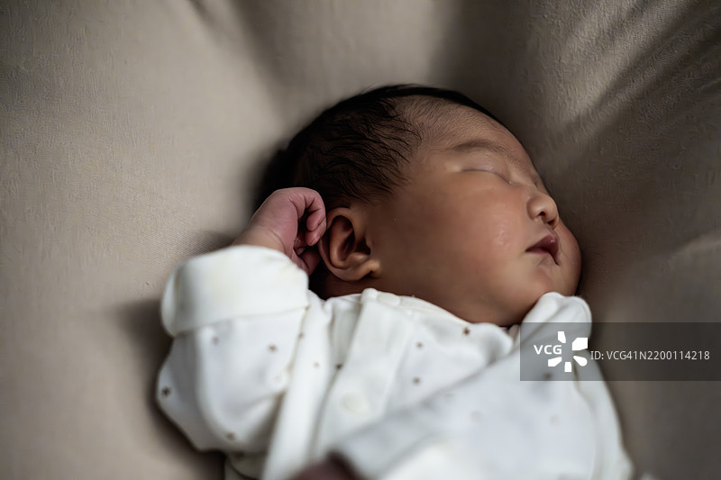 一个正在睡觉的新生儿图片素材