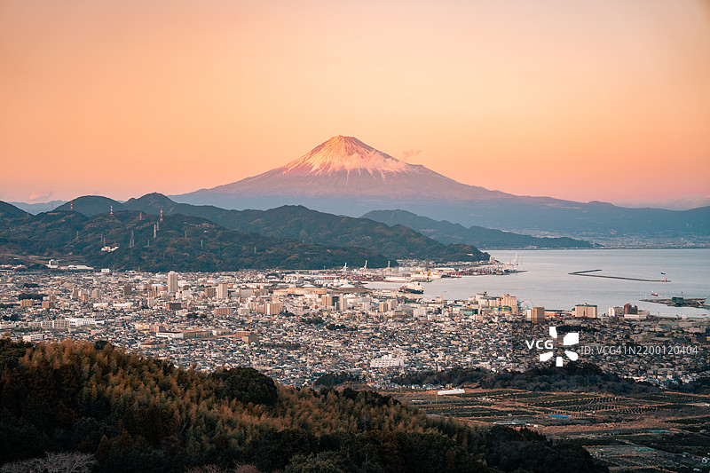 静冈县富士市的田子之浦湾与富士山图片素材