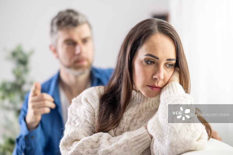 心怀怨恨的妻子无视指责她不忠的丈夫。图片素材