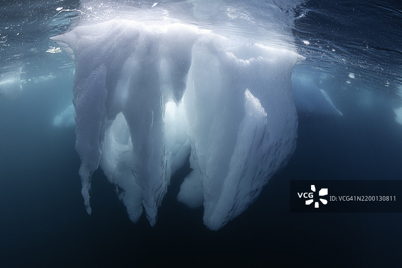 南极洲水下的冰山。图片素材