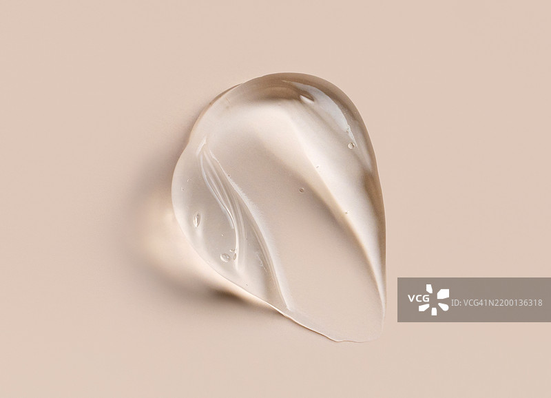 米色背景上的护肤霜凝胶质地，护肤化妆品概念图片素材