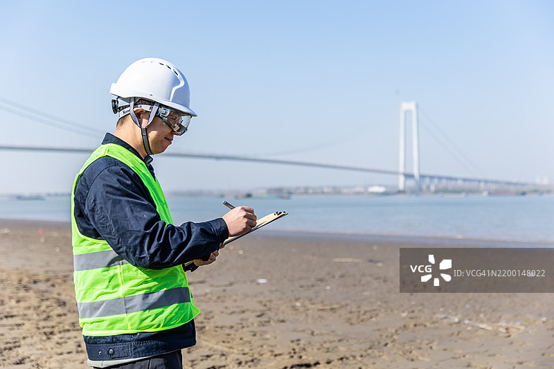 工程师在桥梁建设中工作图片素材