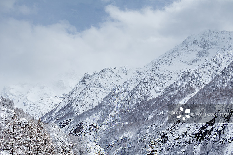 格兰帕拉迪索国家公园的雪山图片素材