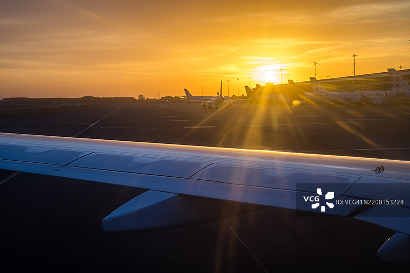 飞机在日出时准备离开布鲁塞尔机场图片素材