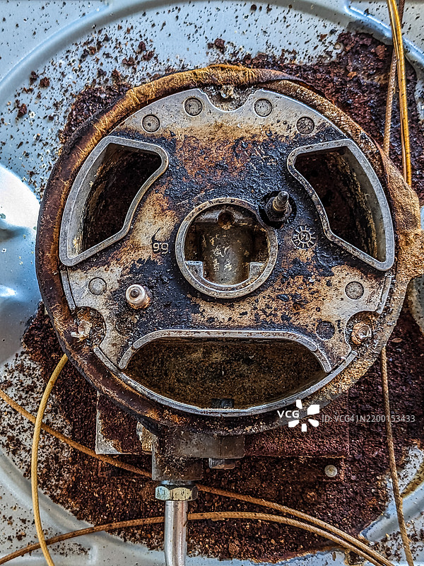 修理生锈的炉灶燃烧器图片素材