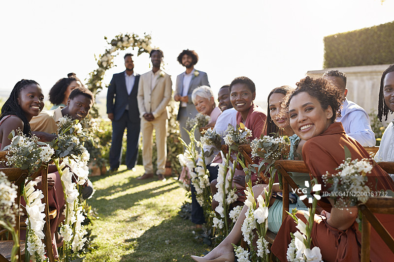 快乐的男宾和女宾以及新郎在祭坛前等待图片素材