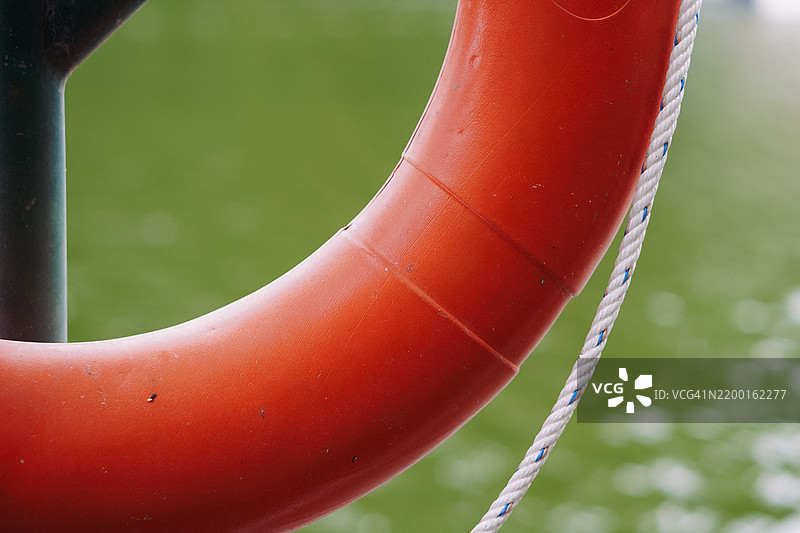 泡沫浮力装置静静地放在泳池边图片素材