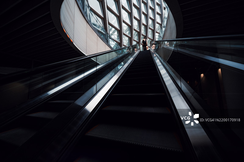 通往凤凰中心外沉降广场的电梯直达地面层图片素材