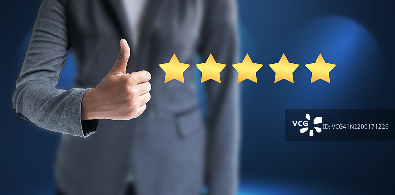 客户体验概念，最佳卓越服务带来满意，由客户的手给予五星评价图片素材