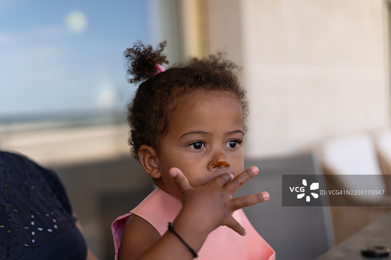 美丽年轻女孩在家里吃东西的肖像图片素材
