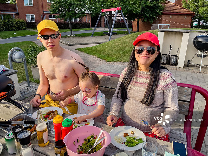 一家人在户外野餐。图片素材