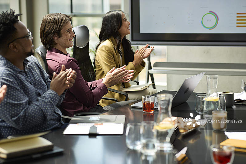 商务同事在会议中一起鼓掌图片素材