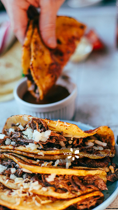 自制墨西哥玉米饼配肉和比里亚酱图片素材