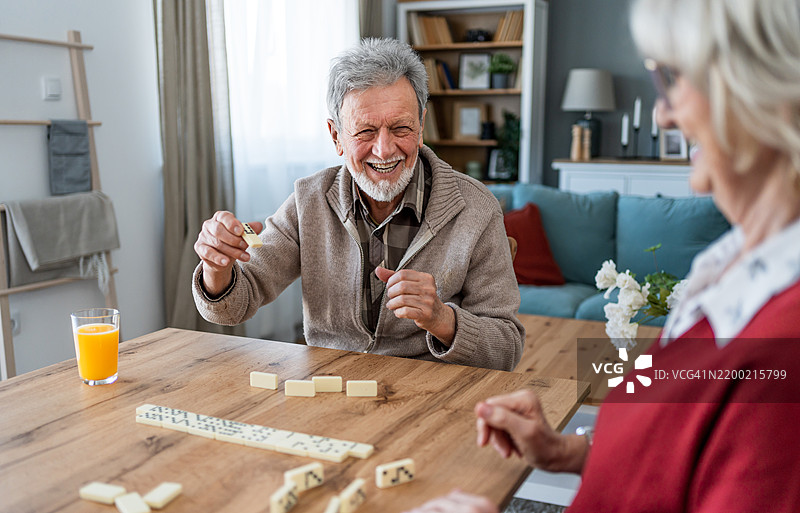 老年夫妇享受休闲活动图片素材