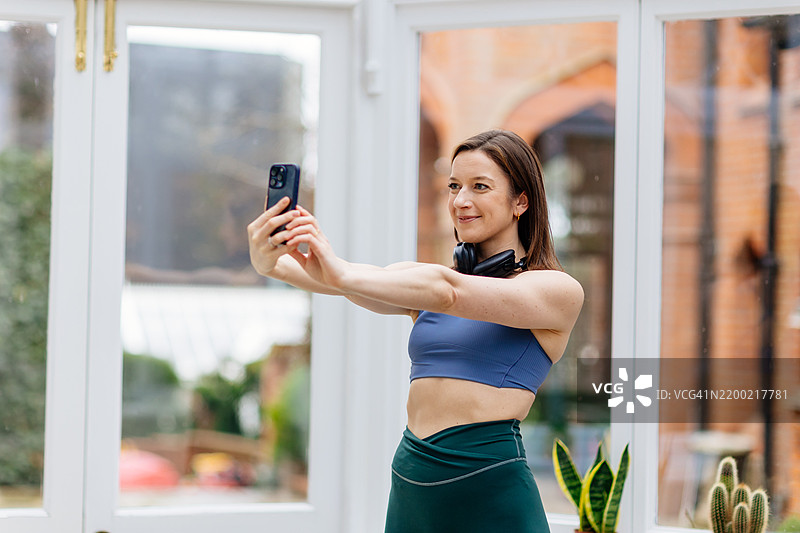 运动女性在锻炼后自拍图片素材