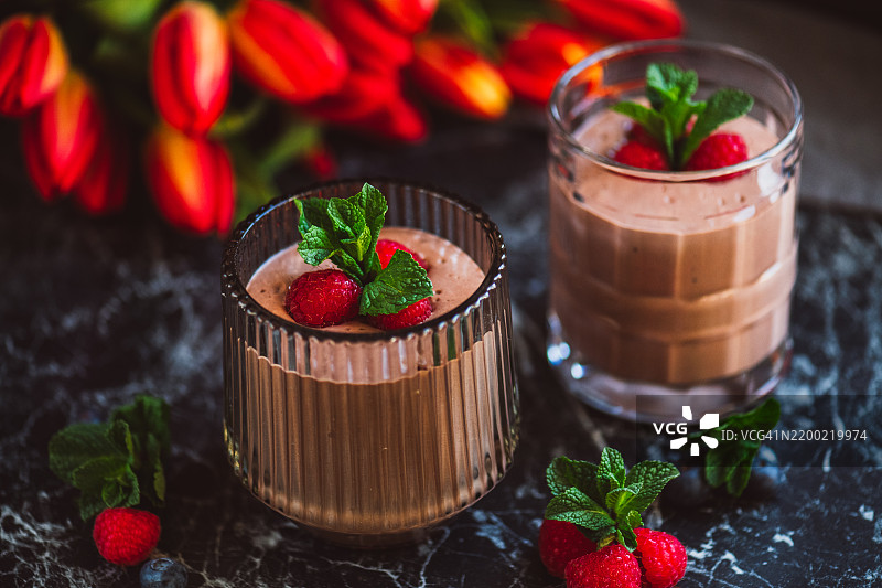 覆盆子薄荷叶巧克力素慕斯图片素材