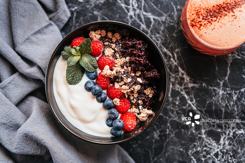 美味的水果碗，配有黑米、酸奶和热巧克力图片素材