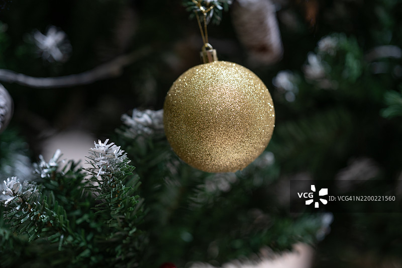 圣诞树上的金色新年球图片素材