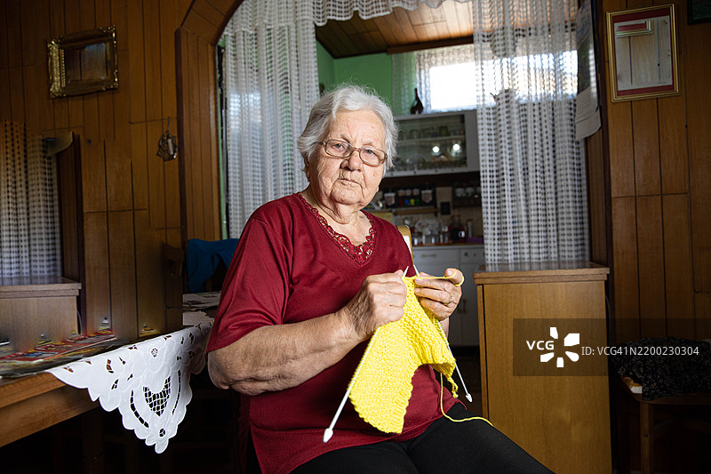 老年女性在编织图片素材