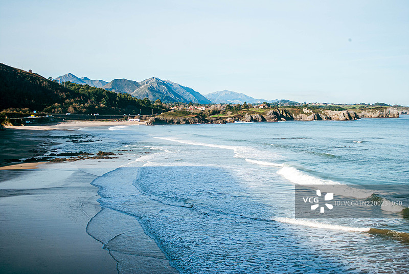 温柔的海浪拍打着西班牙北部的如画海滩图片素材