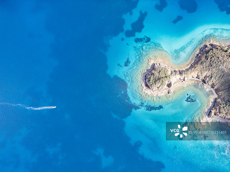 无人机航拍视角，一艘船在穆拉的达恰海岸沿美丽的爱琴海航行。图片素材