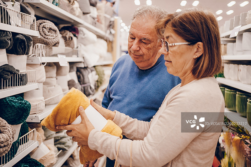 成熟夫妇在商店里购物为家居用品图片素材