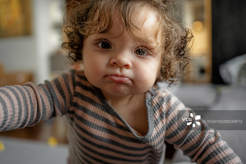 好奇的宝宝做出顽皮的表情图片素材