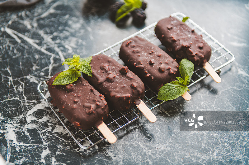 美味的水果碗，搭配黑米和酸奶图片素材