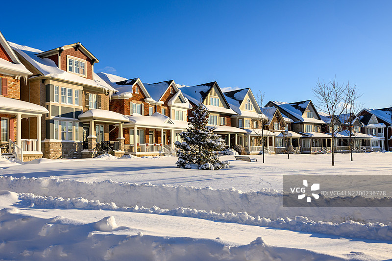 加拿大南安大略省的郊区社区在冬季风暴后被厚厚的雪覆盖图片素材