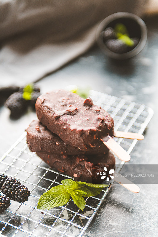 美味的水果碗，搭配黑米和酸奶图片素材