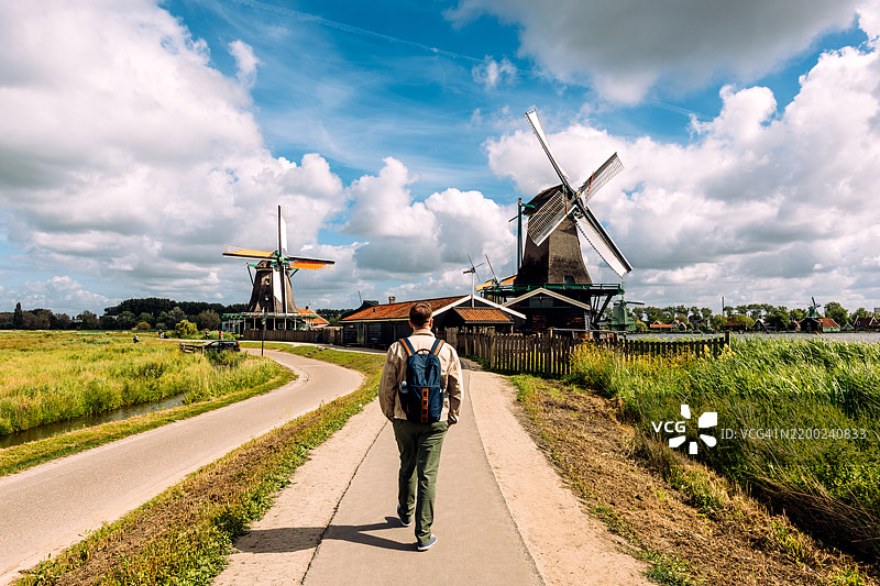 游客在荷兰赞丹的赞萨斯汉斯传统风车间漫步图片素材