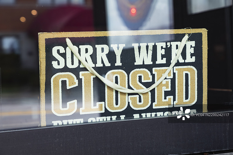 商店橱窗中张贴的关闭通知，传达积极的信息图片素材