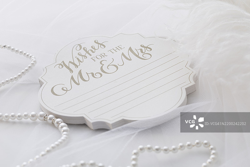 婚礼庆典上的装饰元素与祝福情侣的标志图片素材