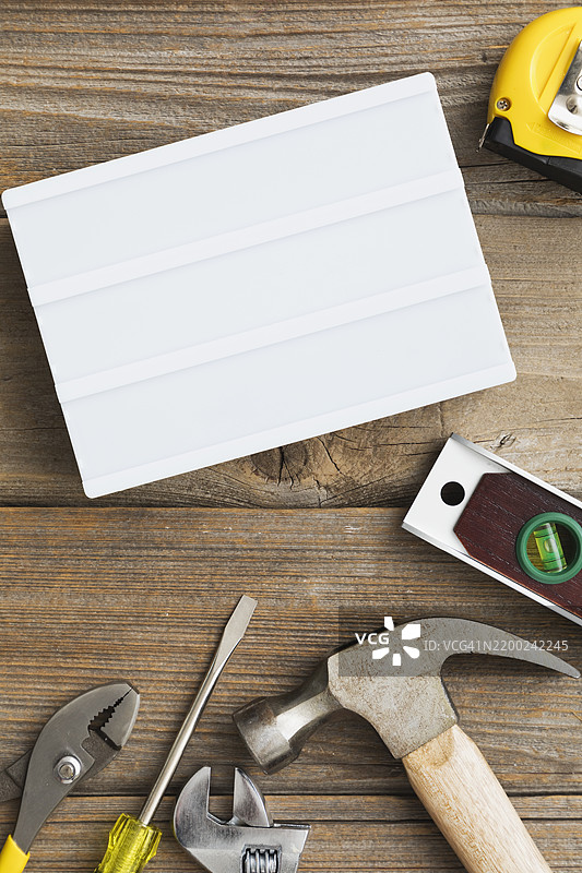 工具和材料整齐地摆放在木制工作台上，准备进行家庭装修项目图片素材