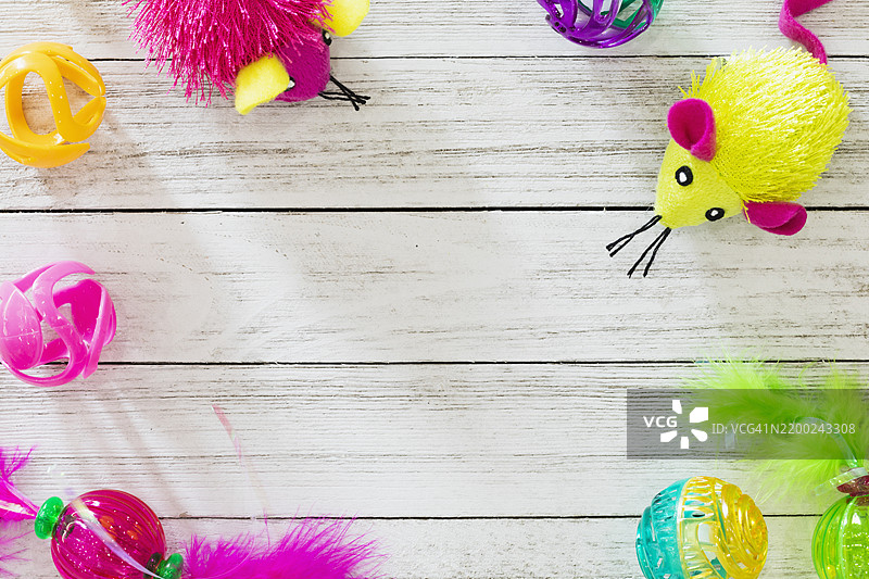 五颜六色的玩具摆放在木质表面上，营造出一种有趣的氛围，适合进行欢乐的活动或庆祝。图片素材