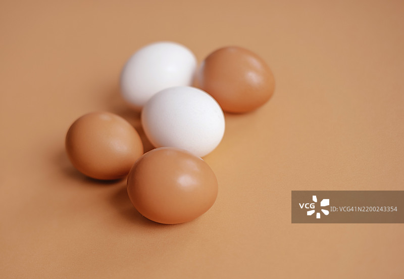 米色背景上的鸡蛋。复活节极简概念。留白空间。图片素材